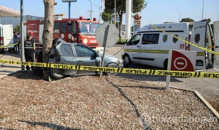 Ağaca çarpan sürücü otomobiline sıkışıp yaşamını yitirdi