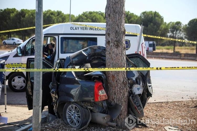 Ağaca çarpan sürücü otomobiline sıkışıp yaşamını yitirdi