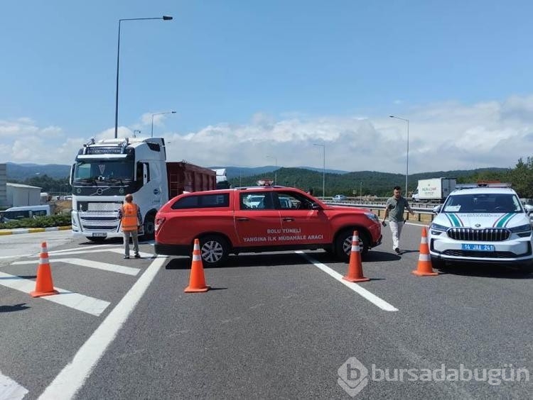 Otoyolda sıcak asfalt yüklü kamyon devrildi