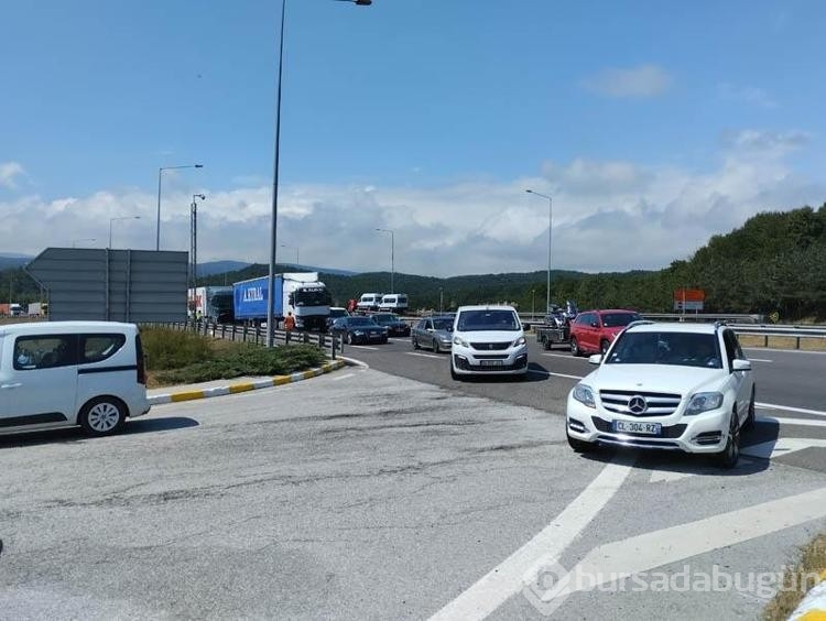 Otoyolda sıcak asfalt yüklü kamyon devrildi