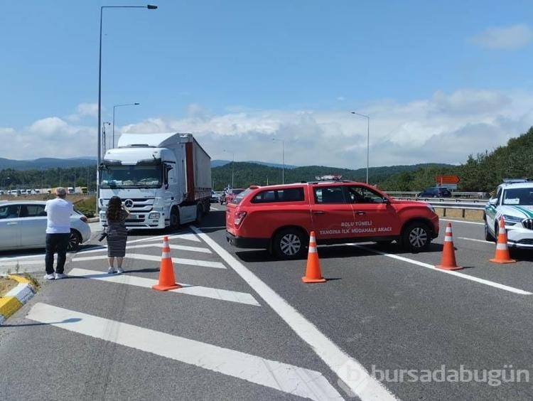 Otoyolda sıcak asfalt yüklü kamyon devrildi