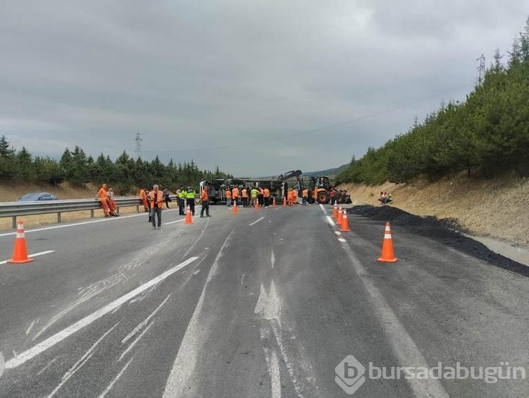 Otoyolda sıcak asfalt yüklü kamyon devrildi