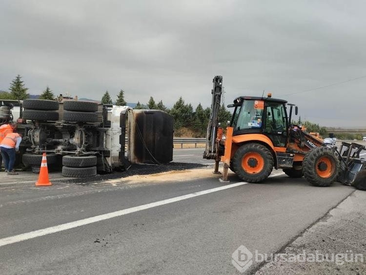 Otoyolda sıcak asfalt yüklü kamyon devrildi