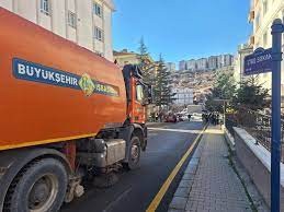 Hafif ticari araç yol silindirine çarptı: 1 ölü, 1 ağır yaralı

