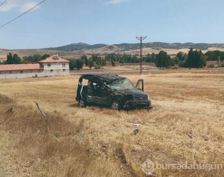 Hafif ticari araç yol silindirine çarptı: 1 ölü, 1 ağır yaralı

