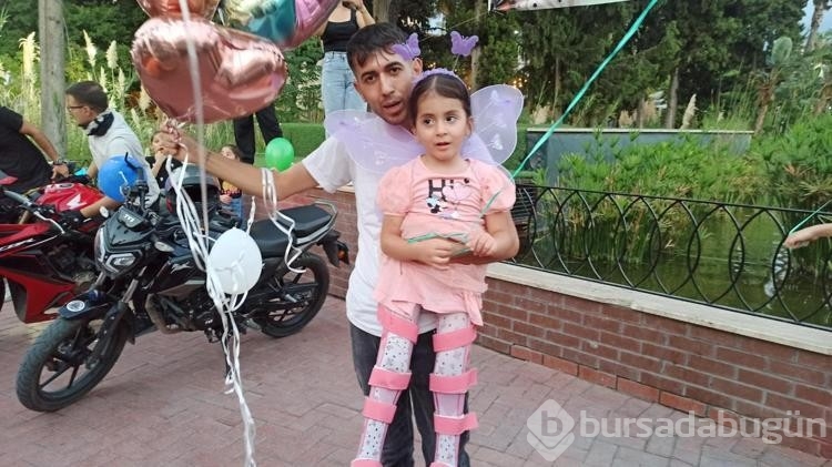 Spina bifida hastası Yağmur'un doğum günü için toplanan vatandaşlar balon uçurdu