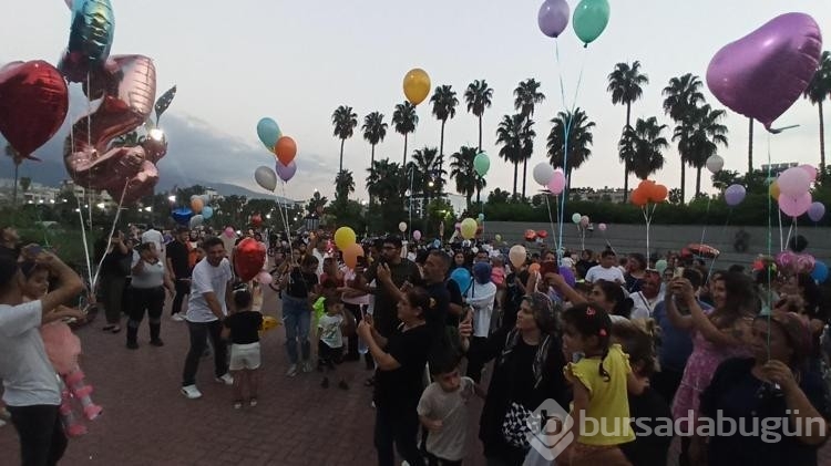Spina bifida hastası Yağmur'un doğum günü için toplanan vatandaşlar balon uçurdu