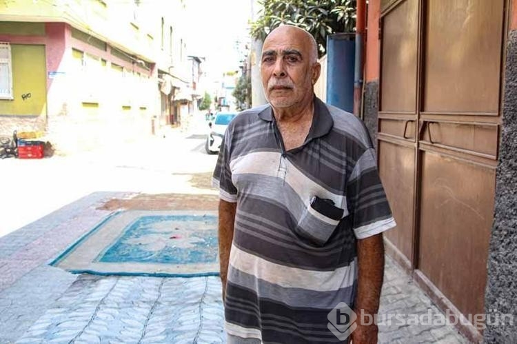 Mahalleli bozuk yollara tozdan korunmak için  böyle bir çözüm buldu...