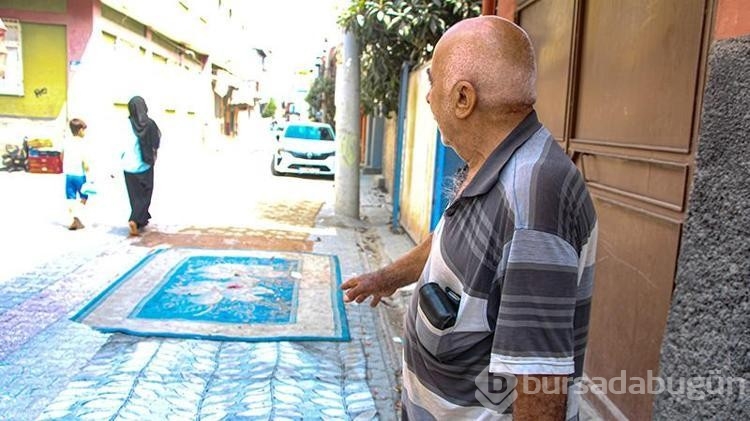 Mahalleli bozuk yollara tozdan korunmak için  böyle bir çözüm buldu...