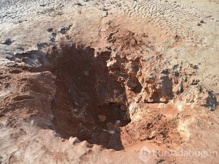 Tuz Gölü havzasındaki tarlada 1 yıldır su fışkırıp kayboluyor