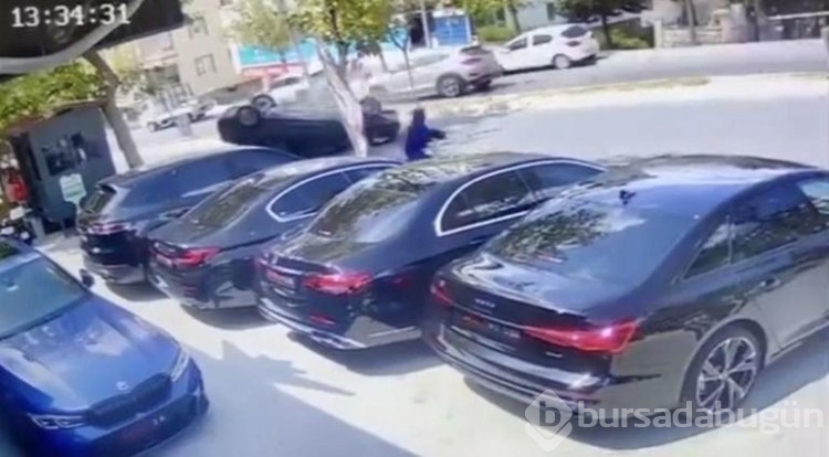 Beylikdüzü'nde ağaca çarpan otomobil takla attı