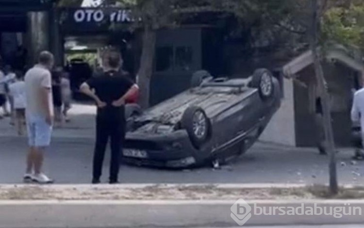 Beylikdüzü'nde ağaca çarpan otomobil takla attı
