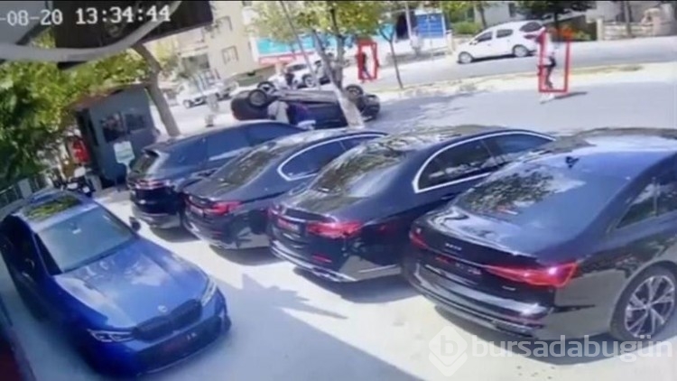 Beylikdüzü'nde ağaca çarpan otomobil takla attı