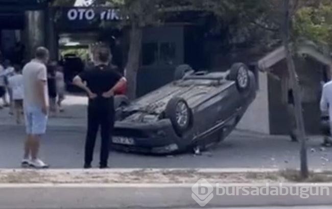 Beylikdüzü'nde ağaca çarpan otomobil takla attı