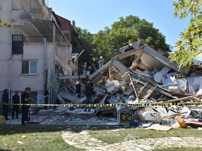 Deprem sonrası yıkılan binalar hakkında açıklama