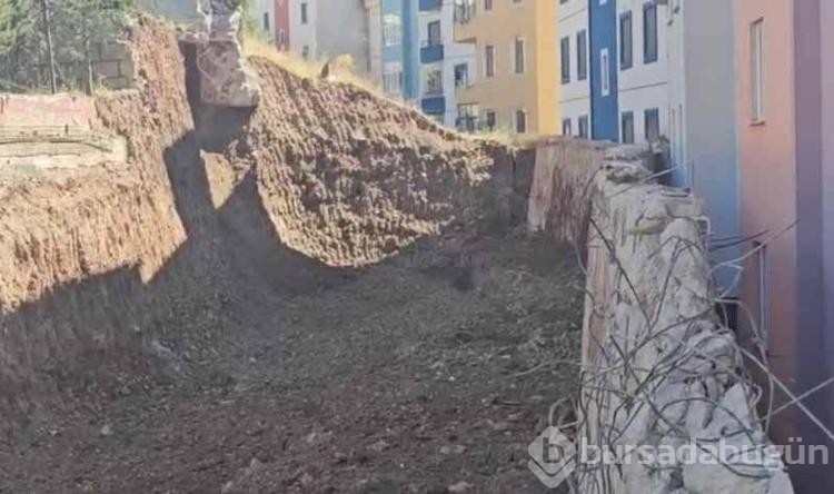 İspir'de heyelan: 7 apartmanda 70 daire tahliye edildi

