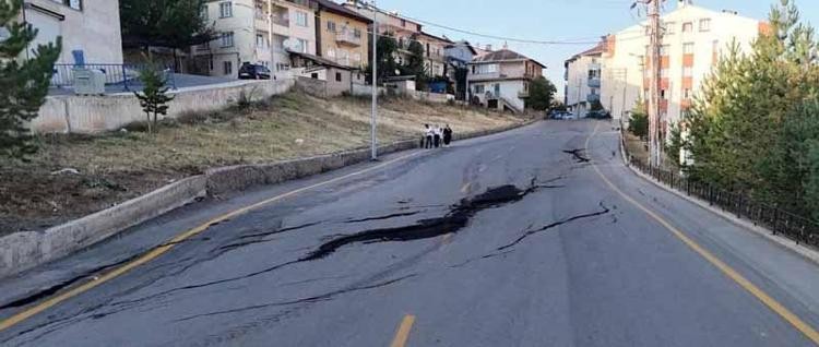 İspir'de heyelan: 7 apartmanda 70 daire tahliye edildi
