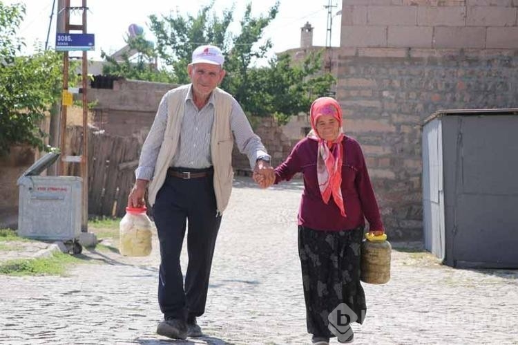 İşitme engelli çift ürettikleri ürünleri turistlere satıyor!