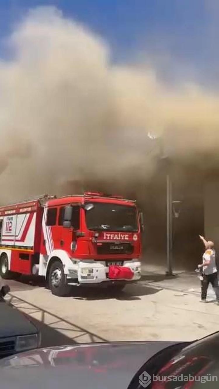Oto yedek parça dükkanında yangın