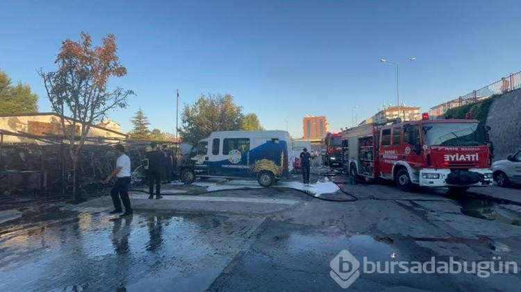 Temizlik şefliğinde yangın çıktı! 8 araç hasar gördü