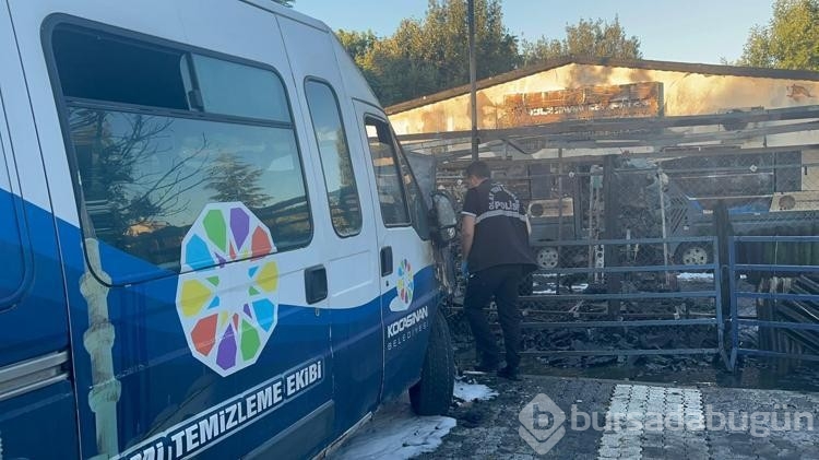 Temizlik şefliğinde yangın çıktı! 8 araç hasar gördü