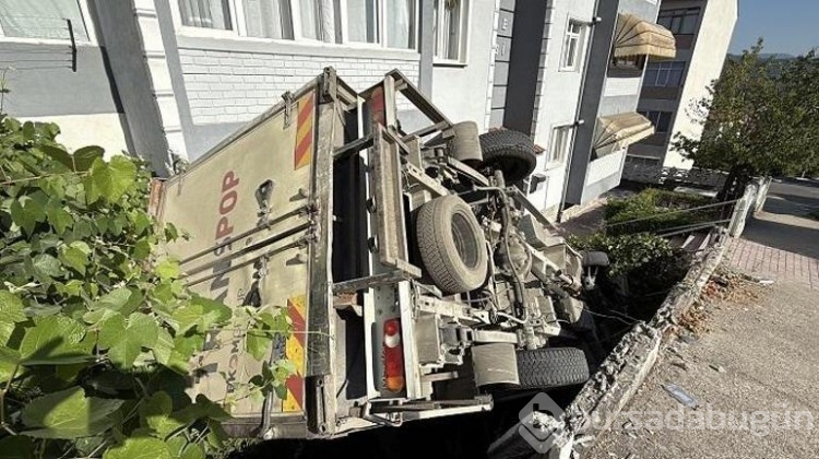 Freni boşalan kamyonet apartman bahçesine düştü