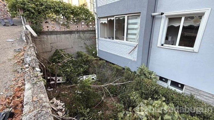 Freni boşalan kamyonet apartman bahçesine düştü