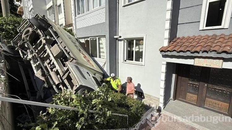 Freni boşalan kamyonet apartman bahçesine düştü
