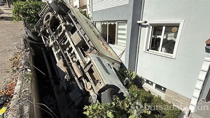 Freni boşalan kamyonet apartman bahçesine düştü
