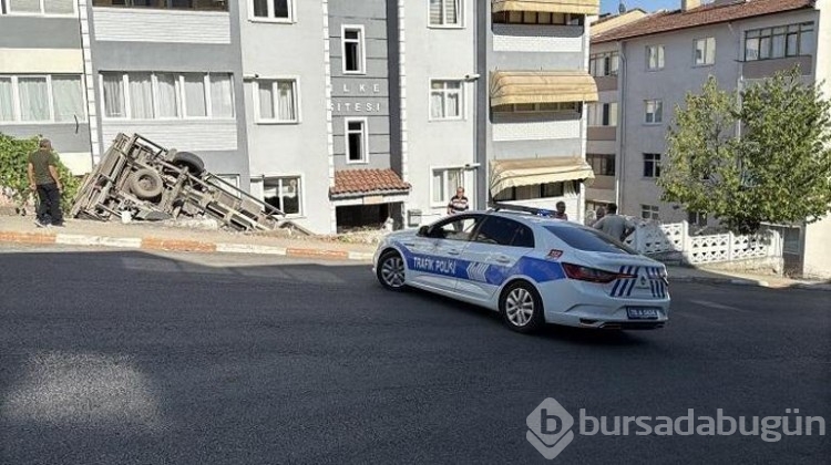 Freni boşalan kamyonet apartman bahçesine düştü