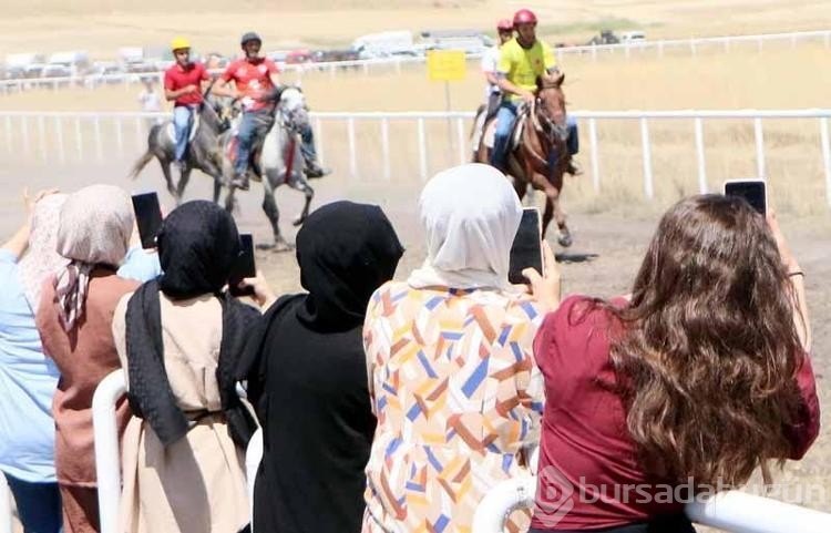 Rahvan atlar tozu dumana kattı