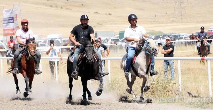 Rahvan atlar tozu dumana kattı