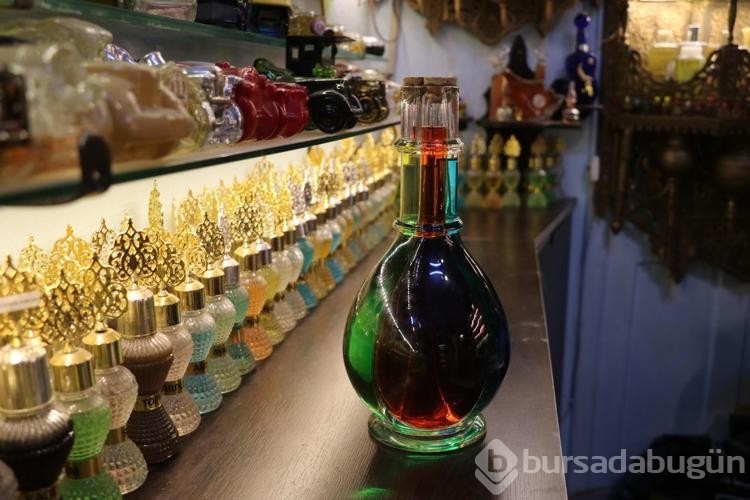 1886'dan bugüne 3 bin kolonya şişesini bir araya getirdi