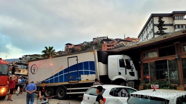 Freni boşalan kamyon, restorana girdi: kaza anı kamerada
