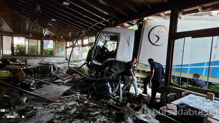 Freni boşalan kamyon, restorana girdi: kaza anı kamerada
