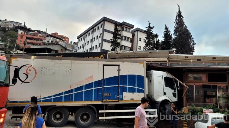 Freni boşalan kamyon, restorana girdi: kaza anı kamerada
