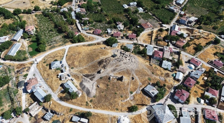 Tadım Kalesi'nde insan ve hayvan kemikleri ortaya çıktı