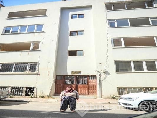 Kentsel dönüşüm nedeniyle yıkılacak binada bir başına kaldı
