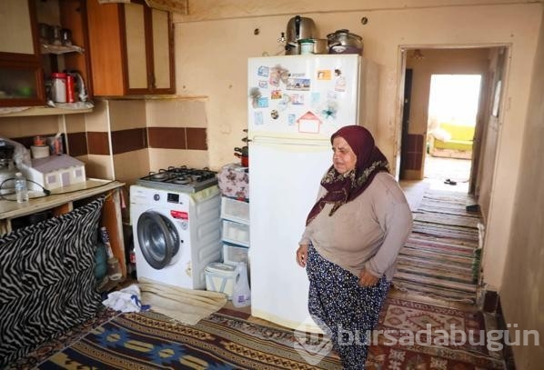 Kentsel dönüşüm nedeniyle yıkılacak binada bir başına kaldı
