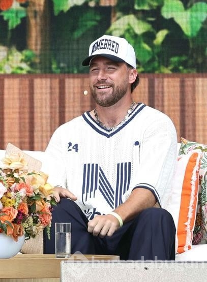 Taylor Swift ve Travis Kelce evlilik yolunda! Ortak paylaşımla nişanlandıklarını duyurdular!