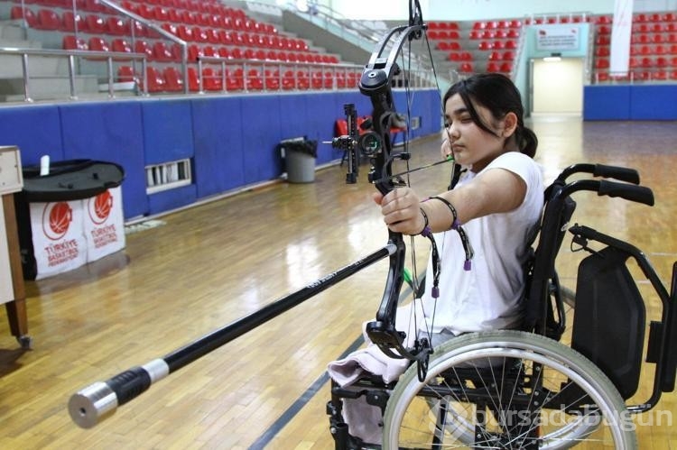 Depremde bacaklarını kaybeden okçu Feyza'nın hedefi madalya
