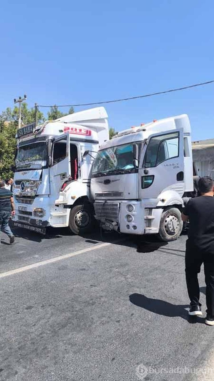 Mardin'de 5 araç zincirleme kazaya karıştı
