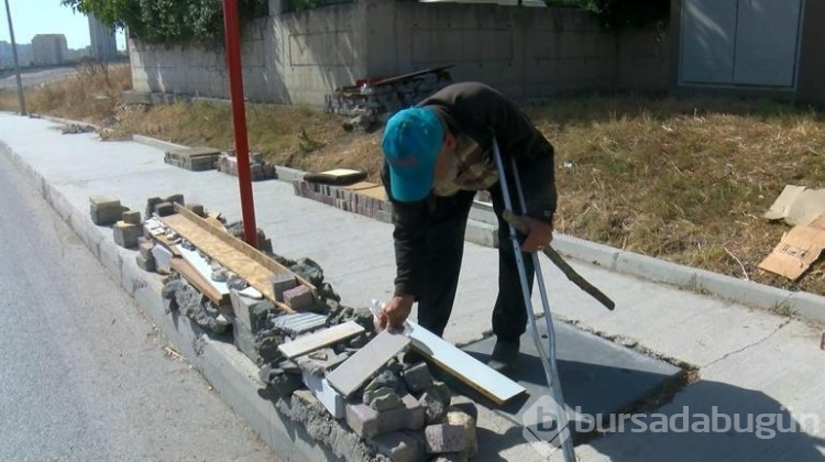 Avcılar'da otobüs durağına taşlarla bank yapmıştı; ekipler çalışmalarına başladı
