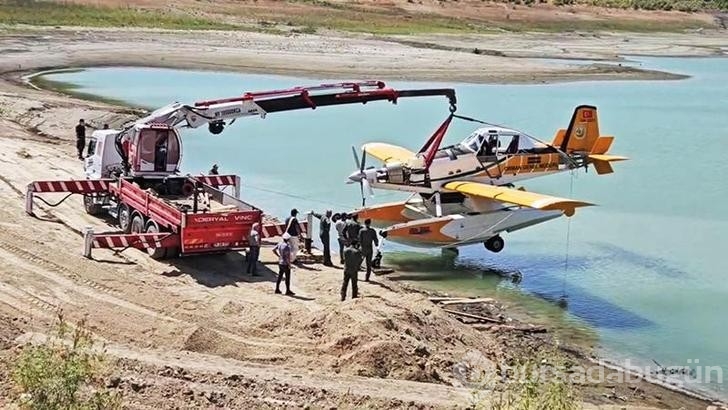 Kırıma uğrayan yangın söndürme uçağı kıyıya yanaştırılıp çıkarıldı