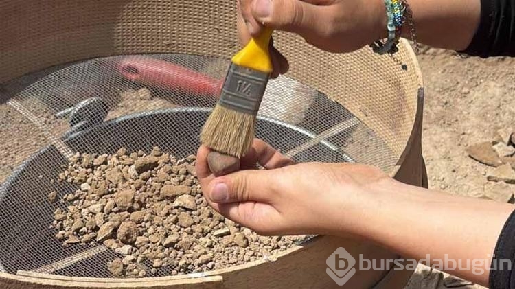 Beçin Kalesi'nde MÖ 6'ncı yüzyıla ait seramikler ve oyun zarları bulundu
