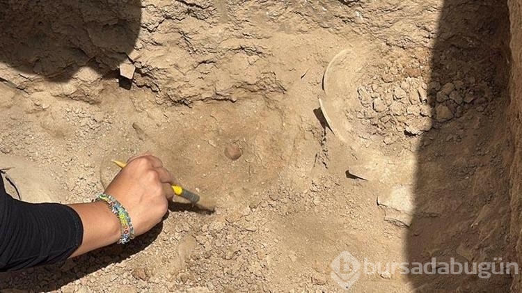 Beçin Kalesi'nde MÖ 6'ncı yüzyıla ait seramikler ve oyun zarları bulundu
