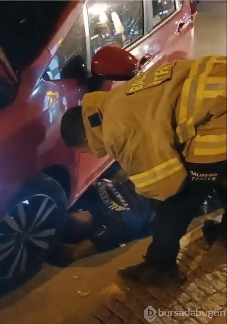Kedi otomobil motoruna sıkıştı! İtfaiye ekipleri kısa sürede kurtardı