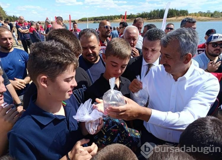 Edirne'de 30 bin yavru sazan gölete bırakıldı
