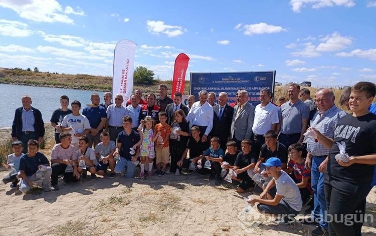 Edirne'de 30 bin yavru sazan gölete bırakıldı
