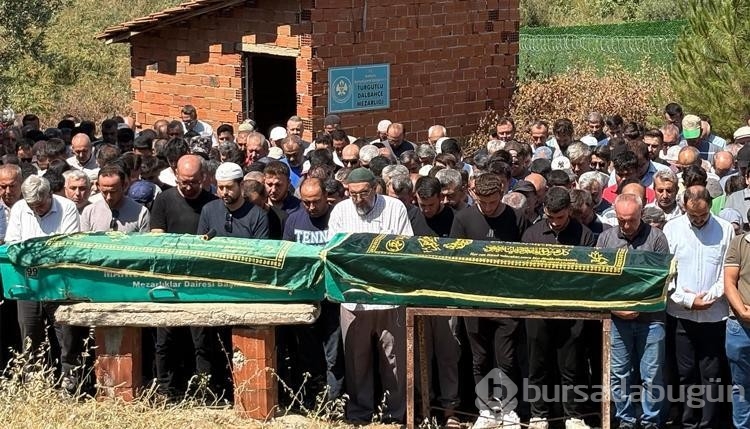 TIR'a çarpan otomobilde ölen 2 kuzen son yolculuklarına uğurlandı
